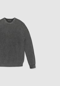 Maglione grigio lavorato a maglia con scollo rotondo, texture a coste, maniche lunghe e polsini aderenti. Presenta righe verticali e un design classico.