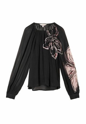 Blouse noire à manches longues avec imprimé floral rose sur le haut droit devant et sur la manche droite, encolure froncée et poignets boutonnés.