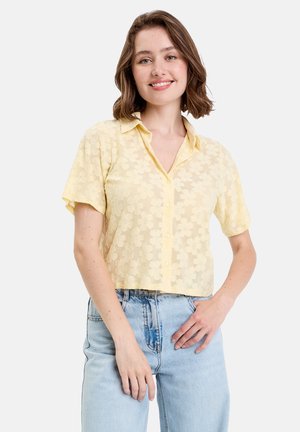 MIT KURZEN ÄRMELN - Button-down blouse - jaune clair