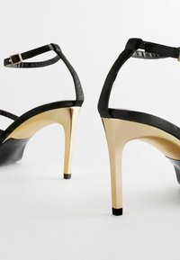 Next REGULAR FIT - FOREVER COMFORT TRIPLE STRAP  - Kõrge kontsaga sandaalid - black gold