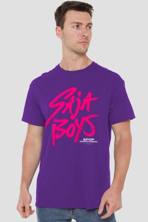 Mann trägt ein lila T-Shirt mit großem pinkfarbenem "Saija Boys"-Schriftzug und kleinerem weißem "KPOP Demon Hunters"-Logo, schaut nach rechts.