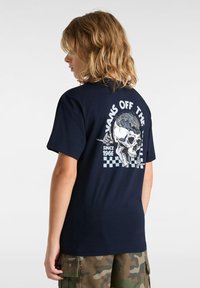 Námorně modré bavlněné tričko s grafikou lebky a kostkovaným vzorem na zádech, s nápisem "VANS OFF THE WALL" a "SINCE 1966."