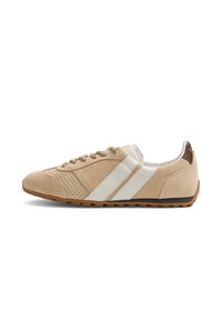 Baskets en daim beige avec bandes blanches en cuir, patch marron au talon, côté perforé, lacets et semelle en caoutchouc, vues de profil.