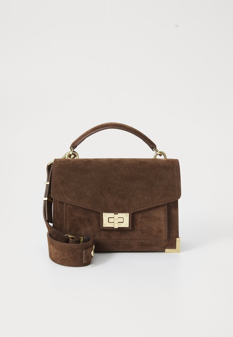 Sac à main en daim marron avec un design structuré, quincaillerie dorée, une poignée de dessus et une bandoulière réglable. Comprend un rabat de fermeture sur le devant.
