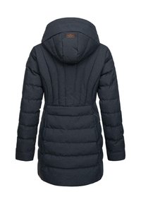 Sötétkék, párnázott kabát kapucnival, függőleges varrásokkal és deréknál megkötős kialakítással. A szegély közelében téglalap alakú logófolt található.