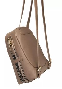 Sac bandoulière en cuir marron avec sangle ajustable, fermeture éclair et bande noire décorative portant le nom de la marque. Texture lisse.