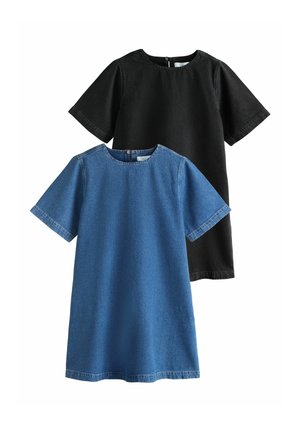 Dva krátké džínové šaty s krátkým rukávem, jedny tmavě modré a jedny černé, oba s kulatými výstřihy a zapínáním na knoflíky na zadní straně.