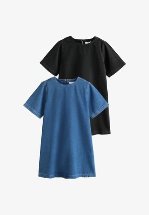 Două rochii scurte din denim cu mâneci scurte, una albastru închis și una neagră, ambele cu decolteu rotund și închidere cu nasturi la spate.