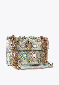 Ozdobna torebka z metalicznym wykończeniem, zdobiona kolorowymi kamieniami szlachetnymi i kwiatowymi wzorami. Złoty łańcuszek i bogato zdobiona zapinka.