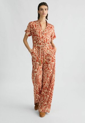 Punane ja koorevärvi mustriga jumpsuit lühikeste varrukatega, krae, nööriga vöö ja küljetaskud; valmistatud kergest kangast.