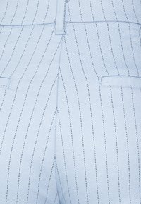 Ljusblå kostymbyxor med randig mönstring, bakfickor med welt och en central söm vid midjan och gylfen.