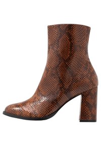 Bottine marron à imprimé serpent avec une finition brillante, un bout carré et un talon haut épais. Caractérisée par une texture lisse et un design élégant.