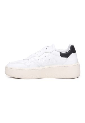 Sneaker bianco in pelle con suola beige texturizzata, forma arrotondata, dettagli perforati sui lati e accentuazione nera sul tallone.