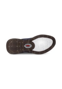 Bruine en witte sneakerzool met een gepatternde grip, voorzien van een rood en grijs logo in het midden. Geprofileerde delen voor grip.