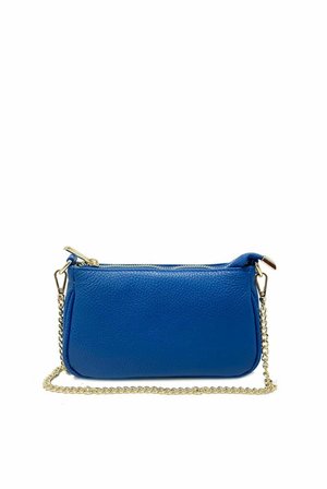 Blaues Leder-Clutch mit einer strukturierten Oberfläche, goldener Kettenriemen und Reißverschluss. Schlanke rechteckige Form mit minimalistischer Gestaltung.