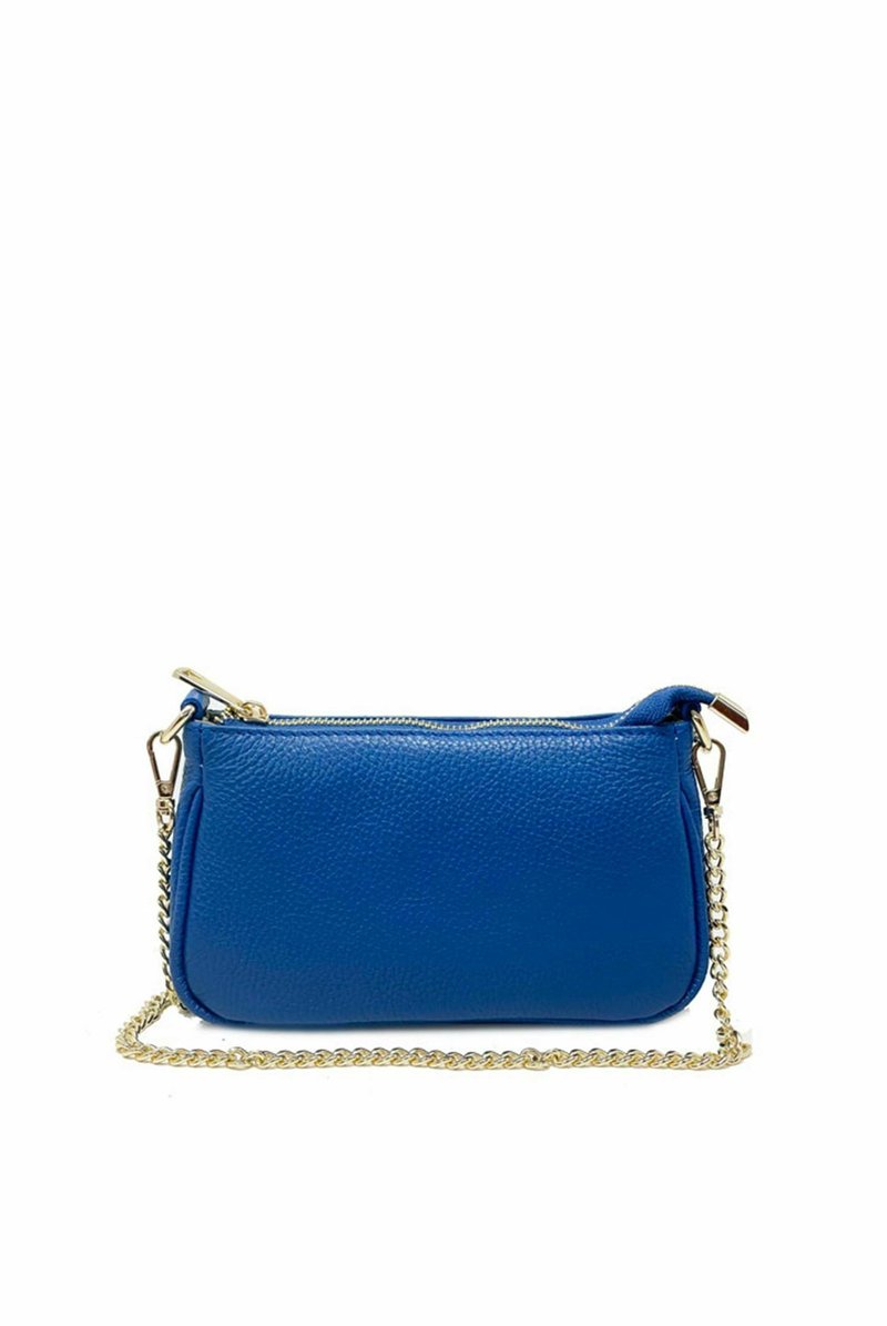 Blå läderclutch med en texturerad yta, guldkedjesling och dragkedjestängning. Slank rektangulär form med en minimalistisk design.
