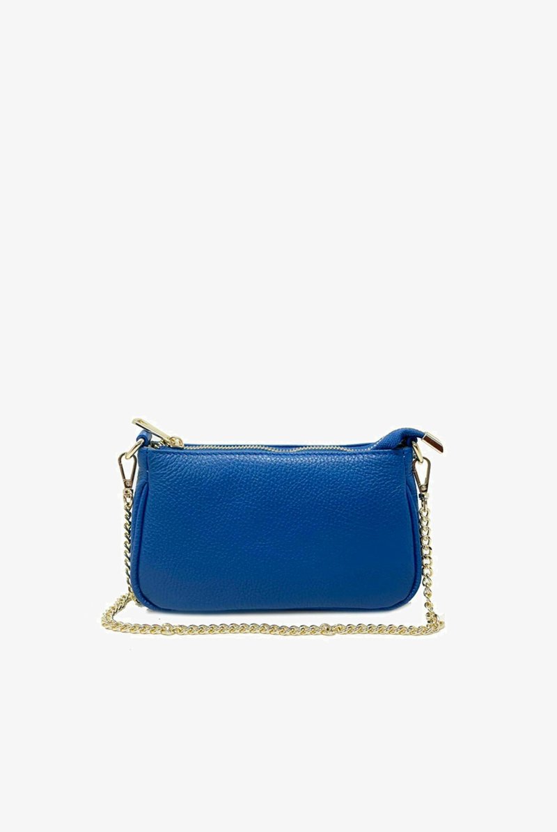 Blauwe leren clutch met een gestructureerd oppervlak, gouden kettinghengsel en ritssluiting. Strakke rechthoekige vorm met een minimalistisch ontwerp.