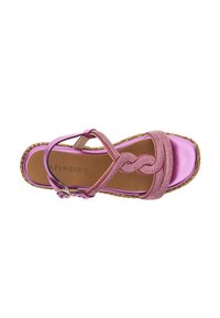 Sandal in pelle rosa con cinturini intrecciati, adornata con strass. Suola a platforma con accentuazione in juta intrecciata. Chiusura con fibbia laterale.