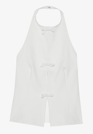 Balta halter veida tops, kas izgatavots no gludas auduma, ar trim dekoratīvām lentēm un priekšējo izgriezumu unikālajam dizainam.