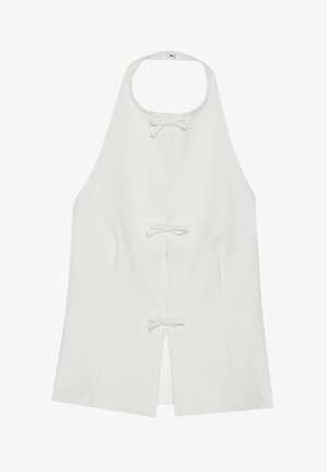 Balta halter veida tops, kas izgatavots no gludas auduma, ar trim dekoratīvām lentēm un priekšējo izgriezumu unikālajam dizainam.