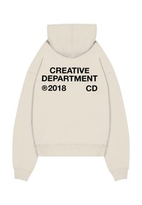 Beige Kapuzenpullover mit großen schwarzen Druck auf dem Rücken, der "CREATIVE DEPARTMENT ® 2018 CD" liest, sowie mit gerippten Bündchen und Saum.