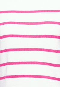 Maglione bianco con righe orizzontali rosa, caratterizzato da un motivo a maglia testurizzato. Design semplice con dimensioni e disposizione uniforme delle righe.