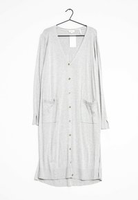 Szary kardigan z dekoltem w serek, długimi rękawami, dwoma przednimi kieszeniami i złotymi guzikami. Wykonany z miękkiego materiału, prostego kroju z bocznymi rozcięciami.