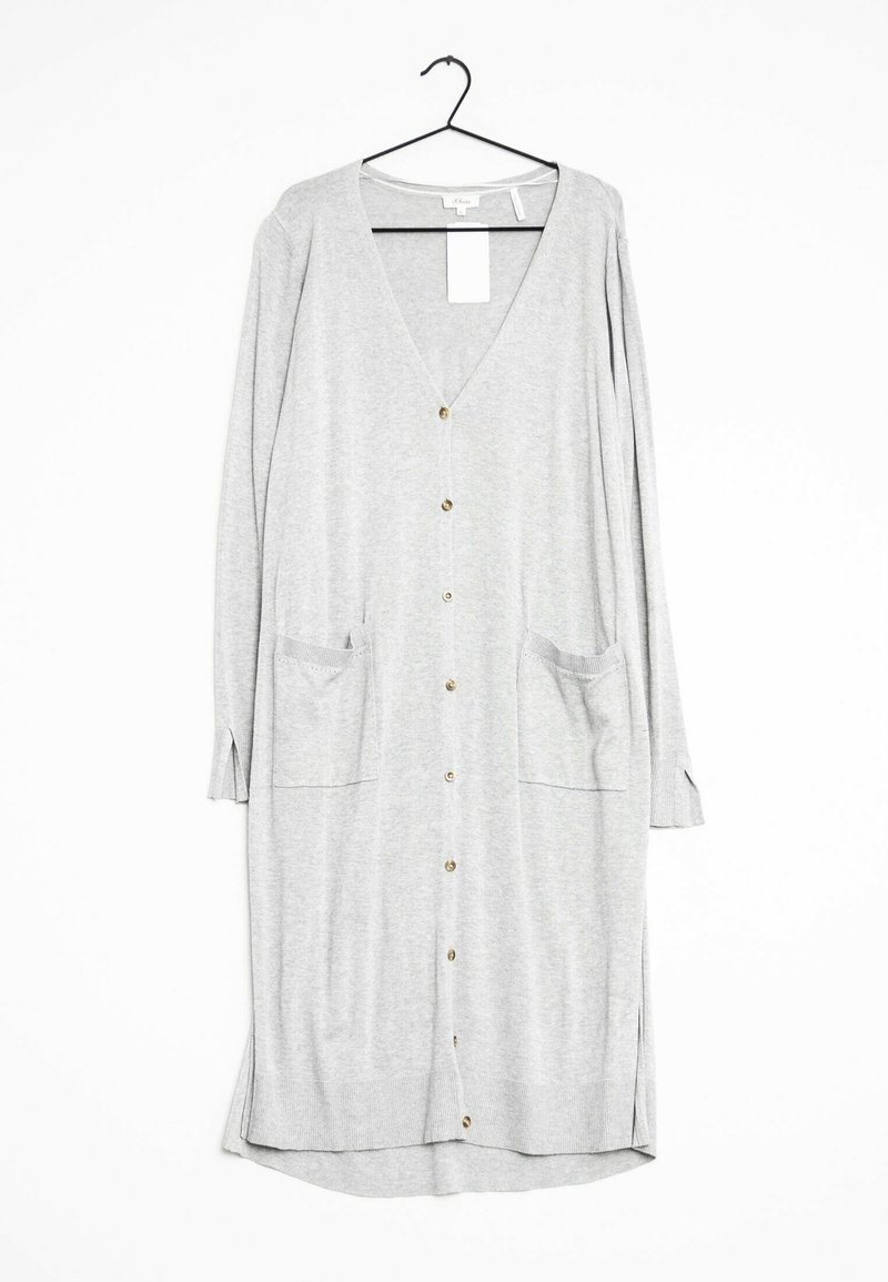 Šedý kardigan s výstřihem do V, dlouhými rukávy, dvěma předními kapsami a zlatými knoflíky. Vyrobený z měkké látky se rovnou siluetou a bočními rozparky.