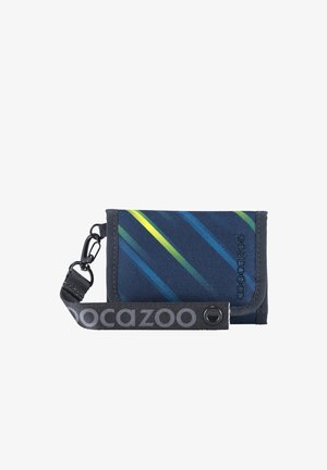 Marineblaues Stoffportemonnaie mit diagonalen grünen und blauen Streifen, einem Druckknopf und einem schwarzen Handgelenksriemen mit der Aufschrift "coocazoo".