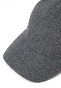 Cappello grigio in feltro con un design strutturato, caratterizzato da una corona arrotondata e una visiera rigida e curvata. La texture sembra morbida e liscia.