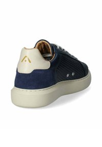 Sneaker blu navy con un design in rete, dettagli in suede e un tallone beige con logo dorato. Suola in gomma bianca con grip texture.