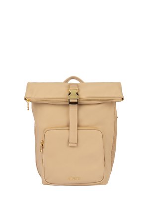 Beige rugzak met oprolbare bovenkant, voorvak met rits, gespen en ritsen in goudkleur en klein "Bogner" logo op het vak.