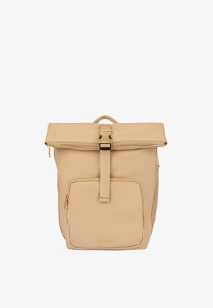 Beige rugzak met oprolbare bovenkant, voorvak met rits, gespen en ritsen in goudkleur en klein "Bogner" logo op het vak.