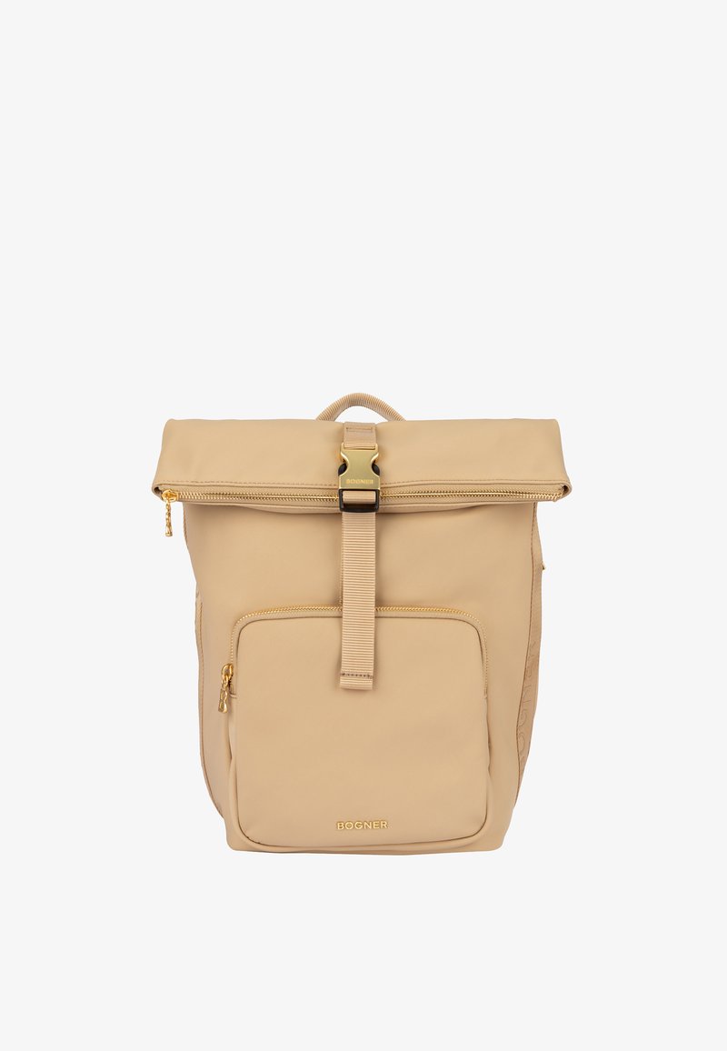 Mochila beige con cierre enrollable, bolsillo delantero con cremallera, hebilla y cremalleras en tono dorado, y pequeño logo "Bogner" en el bolsillo.