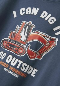 Sudadera azul marino con un gráfico de una excavadora roja. El texto dice "PUEDO CAVAR, SAL A FUERA, DEPARTAMENTO DE TRABAJO DURO" en blanco y naranja en negrita.