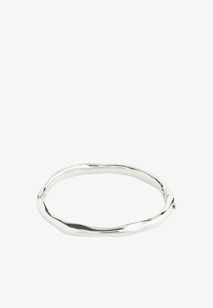 Bracciale in argento con un design a spirale e texture. Finitura liscia e lucida con chiusura a gancio. Forma rotonda e flessibile.