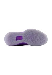 Suola di scarpa sportiva viola con superficie in gomma testurizzata, caratterizzata da motivi ondulati e una sezione traslucida verso la punta.
