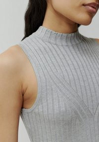 Graues, geripptes, ärmelloses Oberteil mit hohem, mockneck Kragen. Verfügt über vertikale Streifen, ein strukturiertes Design und subtile Cut-out-Details.
