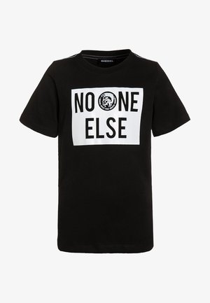 Czarny t-shirt z krótkim rękawem, z białym prostokątnym nadrukiem z napisem "NO ONE ELSE" oraz małym okrągłym logo Diesel na środku u góry.