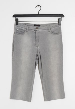 Shorts en jean gris clair arrivant aux genoux avec poches avant et passants de ceinture, suspendus à un cintre noir sur un fond blanc.