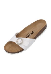 Witte open teen slidesandalen met een decoratieve ronde gesp versierd met kristallen, een gevoerd kurken voetbed en een getextureerde rubberen zool.