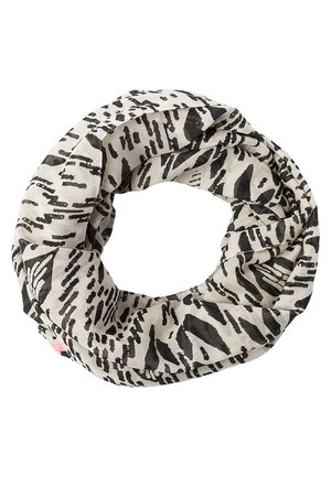 Ronde sjaal met een zwart-wit abstract zebra-achtig patroon, gemaakt van lichtgewicht stof, los in een rolletje gelegd.