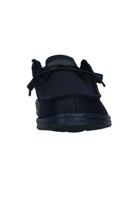 Zapatillas deportivas azul marino con parte superior de malla texturizada, cordones elásticos y suela acolchada. Presentan una puntera ligeramente redondeada y un diseño minimalista.
