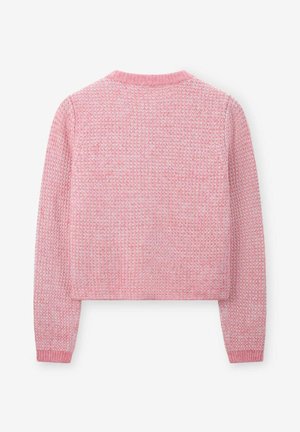 Pull en tricot rose avec un design court, pr�ésentant un motif texturé, un col rond et des manches longues. Des poignets côtelés complètent le look.