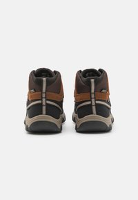 Braune und schwarze Wanderschuhe mit einer strukturierten Oberfläche, Mesh-Einsätzen und einer Gummisohle. Verfügt über ein gesticktes Design und verstärkte Fersenkappen.