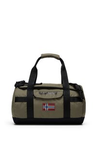 Sac de sport en nylon vert olive avec des accents noirs, arborant un écusson du drapeau norvégien et des sangles de marque, de forme cylindrique et avec une poignée supérieure.