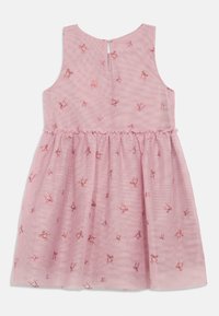 Suknjica za dojenčke brez rokavov v roza barvi z nabranim pasom in majhnimi razpršenimi vezeninami rdečih pentelj, z gumbom na hrbtni strani vratu.