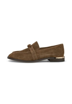 Mocassino in suede marrone con punta arrotondata, dotato di una fascia annodata, tacco piatto e un accento metallico sul tacco. Texture liscia.