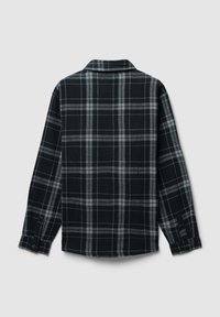 Czarna i szara koszula w kratę z długim rękawem i mankietami na guziki, pokazana z tyłu na jasnoszarym tle.