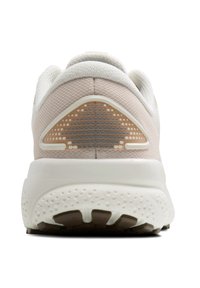 Zapatilla deportiva ligera con parte superior de malla en beige y blanco, que presenta una suela blanca texturizada y un acento estampado en el talón.